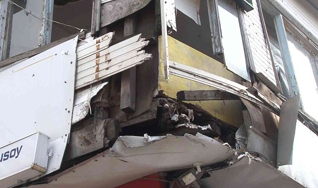 Üsküdar'da beton pompası 150 yıllık tarihi eve çarptı