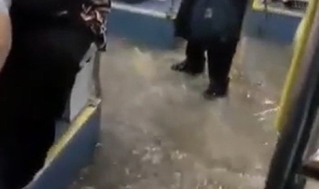 Üsküdar'da İETT otobüsünü sel bastı, yolcular panikle kaçıştı