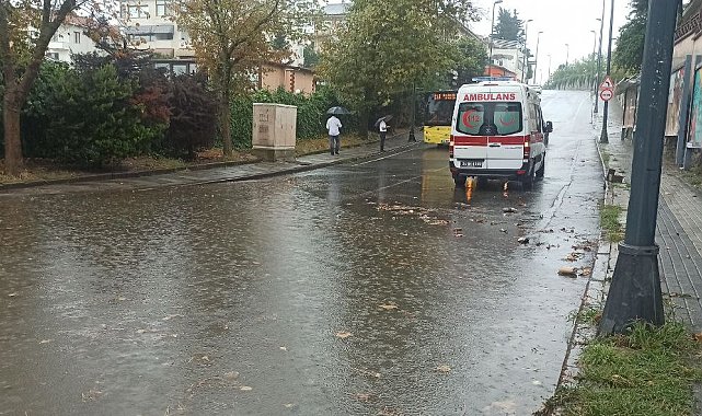 Üsküdar'da yollar göle döndü: 1 araç mahsur kaldı, yolcu fenalaştı
