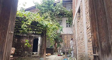 Üzüm bağı toplamak için çıktığı ahşap balkon sonu oldu