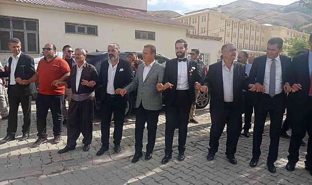 Vali Akbıyık, Ümit ailesinin düğün töreninde halay çekti