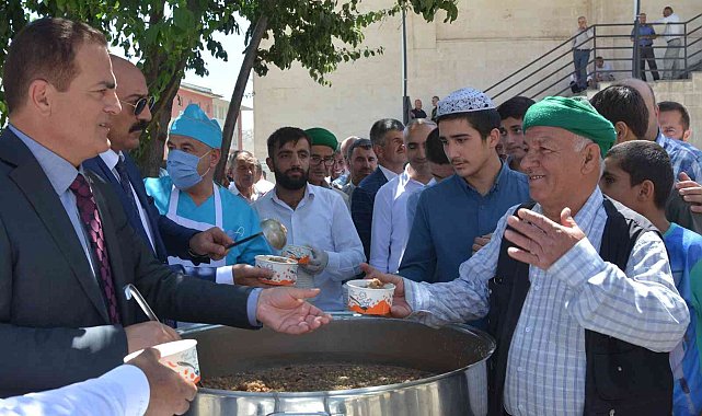 Vali Akbıyık'tan vatandaşlara aşure ikramı