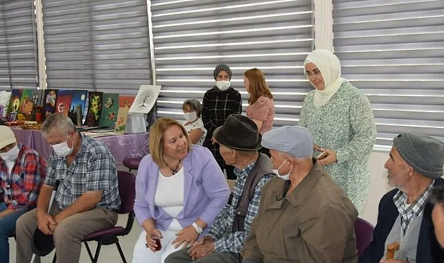 Vali Ergün'ün eşi, Uşaklı yaşlılara aşure ikram etti