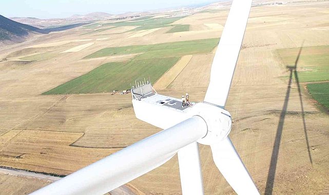 VEDAŞ çalışanları, rüzgarın elektrik enerjisine dönüşünü yerinde inceledi