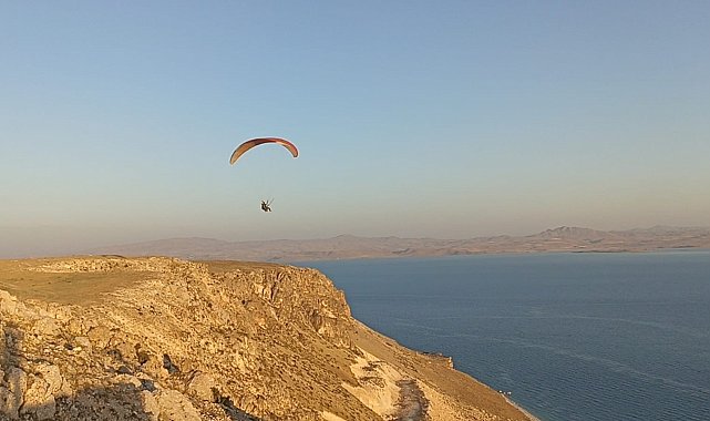 Yamaç paraşütü tutkunlarının yeni adresi Erciş oldu