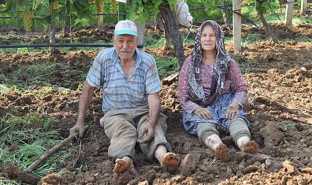 Yaşlı çift çalışma azmiyle örnek oluyor
