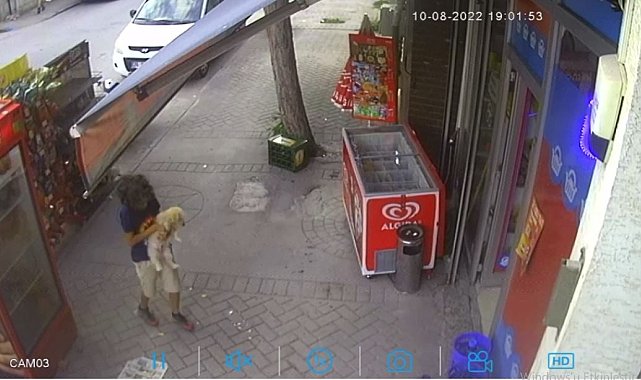 Yavru köpeği önce sevdi, sonra çaldı