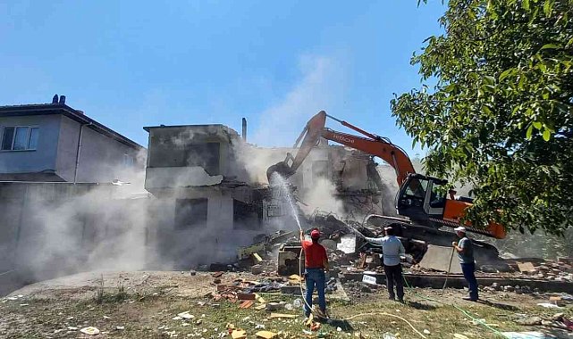 Yenice'de afetten zarar gören 8 evin daha yıkım işlemleri başladı