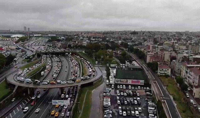Yenikapı sahil yolunda oluşan trafik havadan görüntülendi