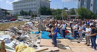 Yıktırılan mescit nedeniyle güneş altında sokakta namaz kıldılar