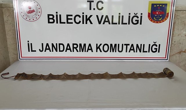 Yılan derisi üzerine yazılmış dini eser ele geçirildi