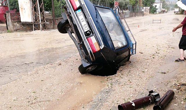 Yol çöktü, otomobil içine düştü
