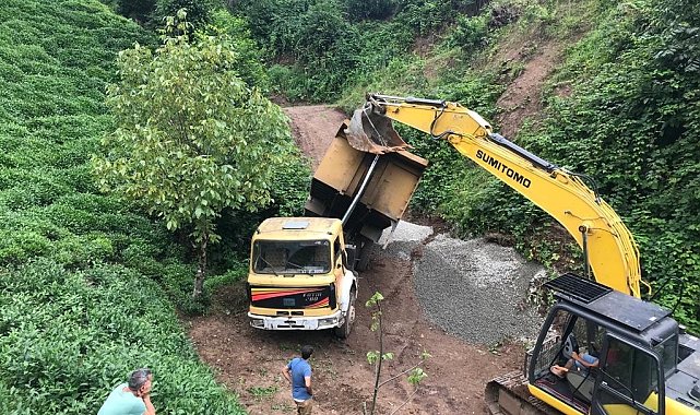 Yola devrilen kamyonu kaldırmak için yoğun uğraş verdiler