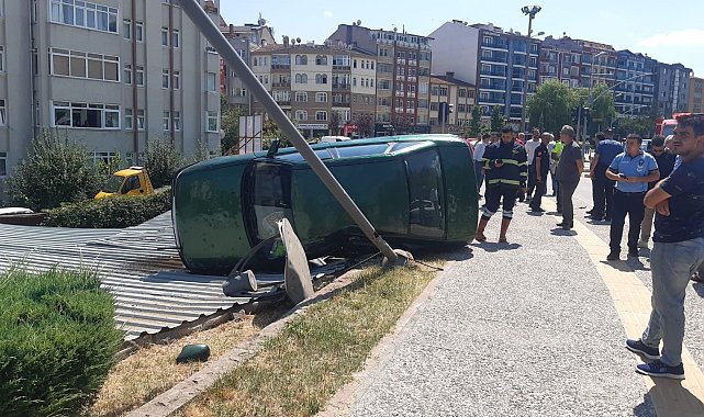 Yoldan çıkan otomobil, aydınlatma direğini devirerek otoparkın çatısına uçtu