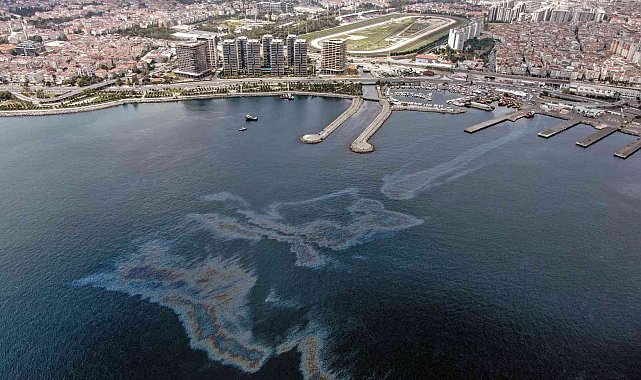Zeytinburnu sahilinde mazot kirliliği havadan görüntülendi