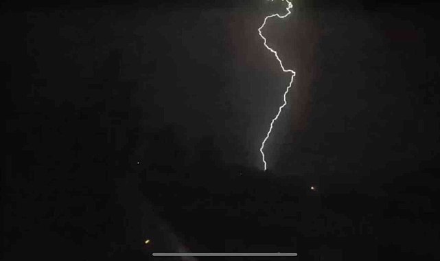 Zonguldak'ta şimşekler geceyi aydınlattı