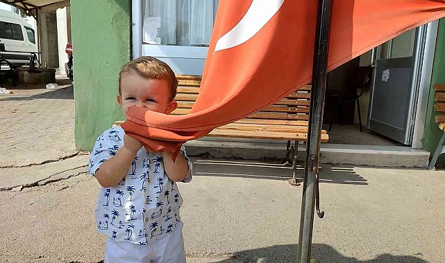2 yaşındaki Kerem Ali'nin bayrak sevgisi duygulandırıyor
