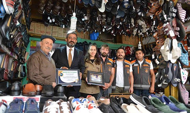 70 yıldır her gün dükkanının önünü süpüren esnafa teşekkür belgesi