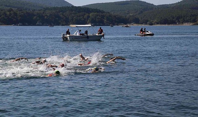 8 ülkeden 35 sporcunun katıldığı şampiyona renkli görüntülere sahne oldu