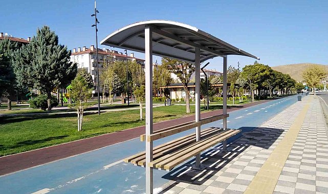 Aksaray Belediyesi otobüs durakları kendi atölyelerinde üretiyor