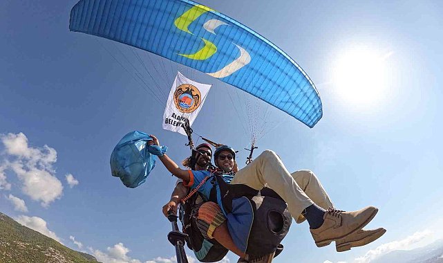 Alanya'da toplanan çöpler yamaç paraşütüyle taşındı