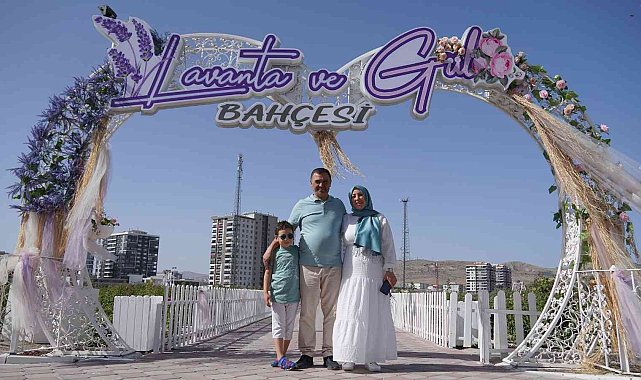 Anı ölümsüzleştirmek isteyen çekim platosuna koşuyor