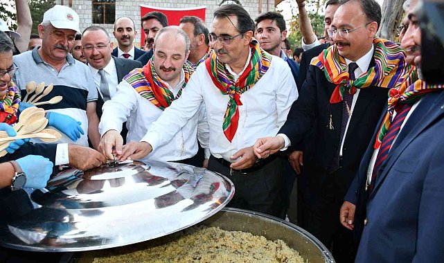 Bakan Dönmez ve Varank Söğüt'te 'Şifalı Pilav Kapak Açma Töreni'ne katıldı