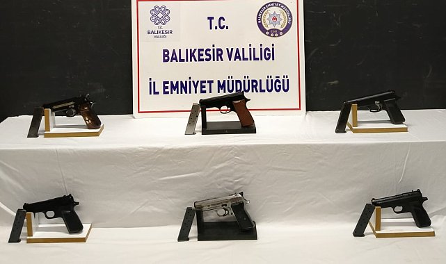 Balıkesir'de Rize'den gelen yolcu otobüsünden 6 adet ruhsatsız tabanca ele geçirildi