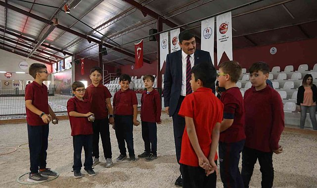 Belediye Başkanı Serhat Oğuz, Bocce Spor Salonu'nda öğrencilerle atışlar yaptı, anı olarak madalyalarını verdi