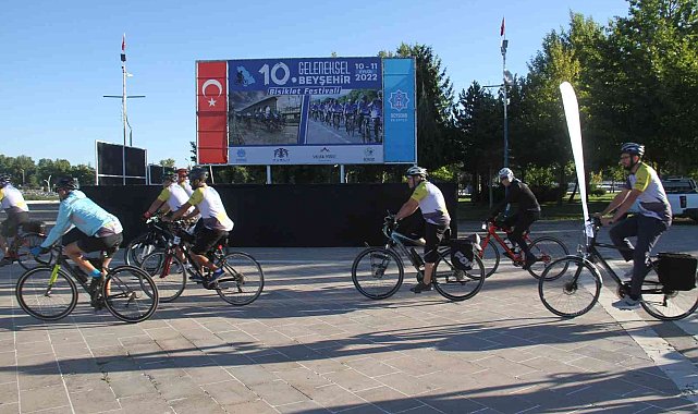 Bisikletseverler, Beyşehir Gölü etrafında bisiklet turunda