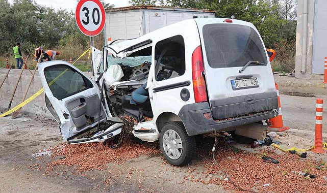 Bolu'da, hafif ticari araç gişelerde beton bariyere çarptı: 3 ölü 1 yaralı