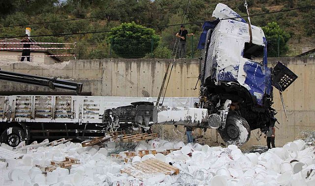 Boya yüklü tır yoldan uçtu, vatandaş deprem sandı