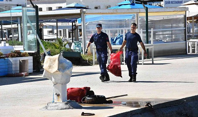 Bozcaada'da yarım saatte denizin dibinden 40 çuval çöp çıktı
