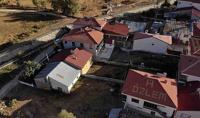 Bu köydekiler sevdiklerinin isimlerini çatılara yazıyor