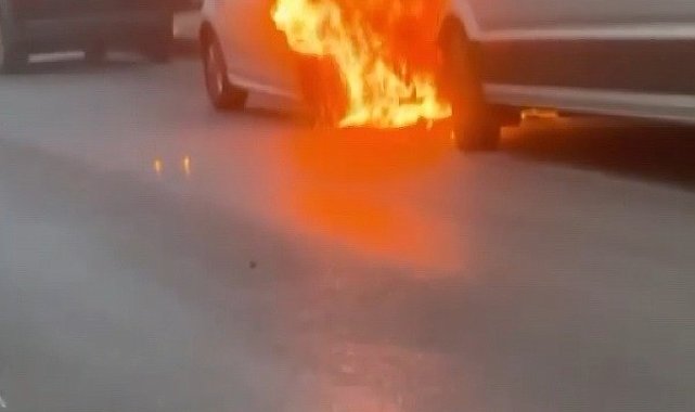 Bursa'da park halindeki 2 otomobil alev alev yandı