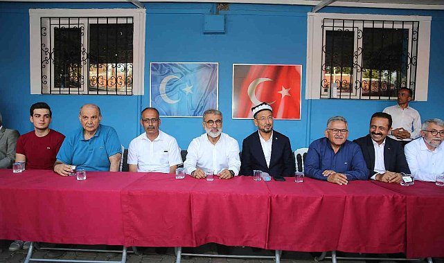 Büyükkılıç, Doğu Türkistanlı çocukların sünnet heyecanına ortak oldu