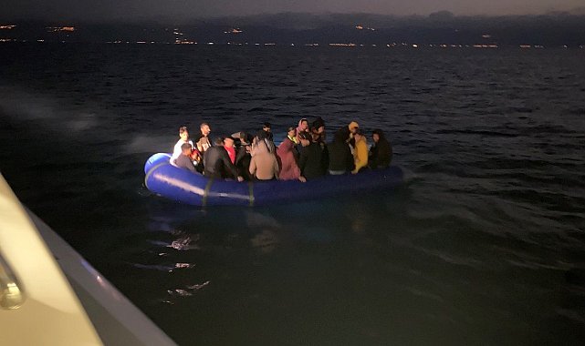Çanakkale açıklarında lastik bottaki 34 düzensiz göçmen kurtarıldı