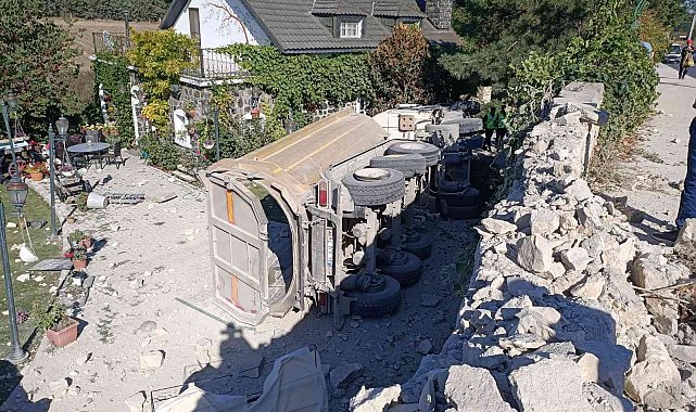 Çatalca'da hafriyat kamyonu, villanın bahçesine uçtu