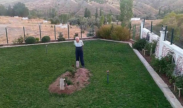Çok sevdiği eşinin mezarını adeta bahçeye çevirdi