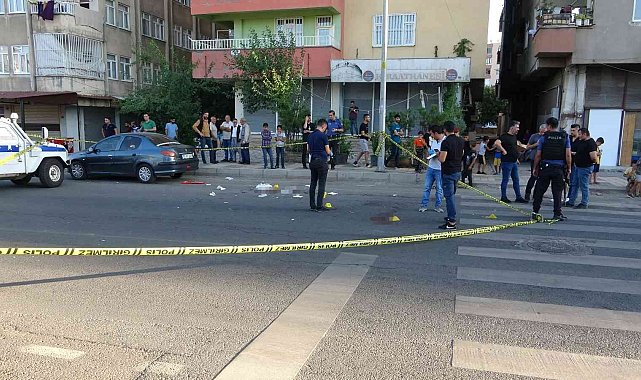 Diyarbakır'da cadde ortasında silahlı çatışma: 3 kişi yaralandı