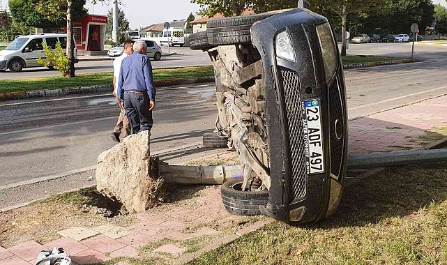Elazığ'da aydınlatma direğine çarpan otomobil devrildi: 2 yaralı