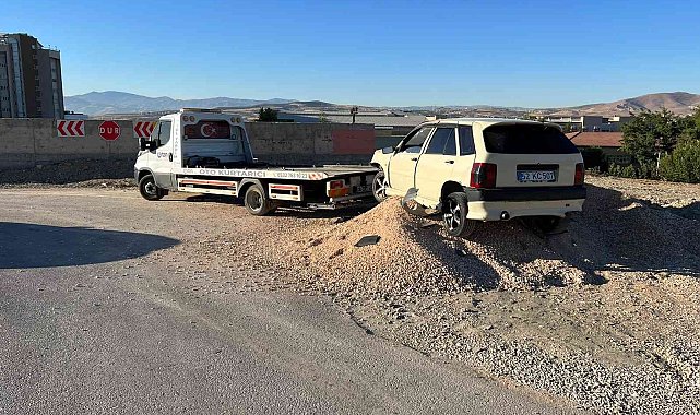 Elazığ'da otomobil kum birikintisine çarptı: 2 yaralı