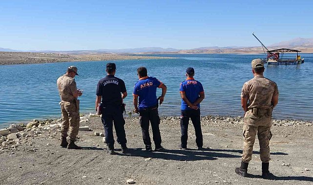 Elazığ'da tekne battı: Tekneyle birlikte suda kaybolan şahsı arama çalışmaları sürüyor
