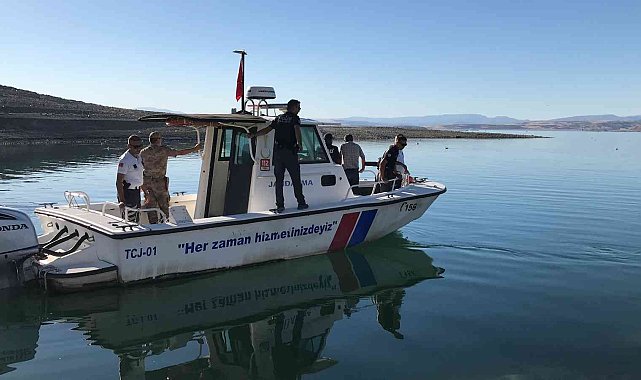 Elazığ'da tekneyle birlikte suda kaybolan şahsı arama çalışmaları sürüyor