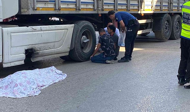 En acı kaza...Tır altında kalan babalarını görünce yıkıldılar