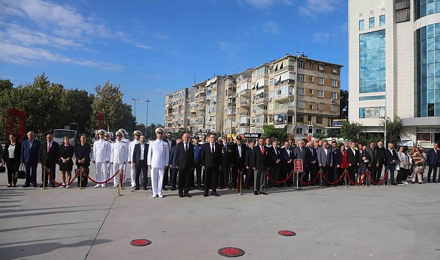 Gaziler Günü dolayısı ile Kartal'da Atatürk Anıtı'na çelenk sunuldu