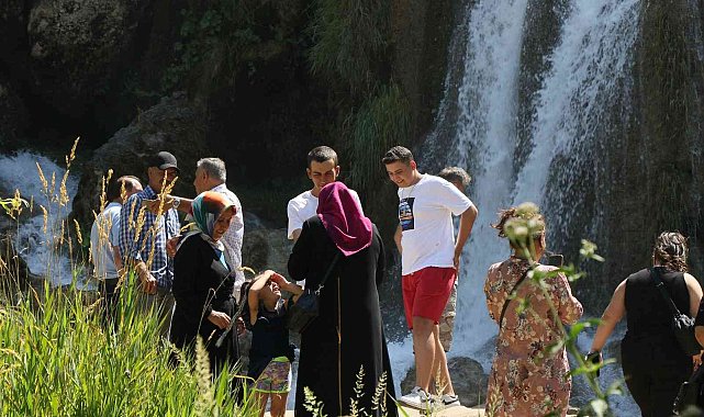 Girlevik Şelalesi'nde hafta sonu yoğunluğu