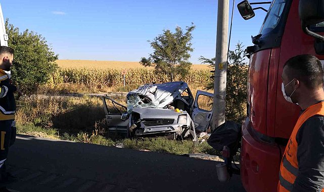 Hafif ticari araç beton direğe çarptı: 2 ölü, 3 yaralı