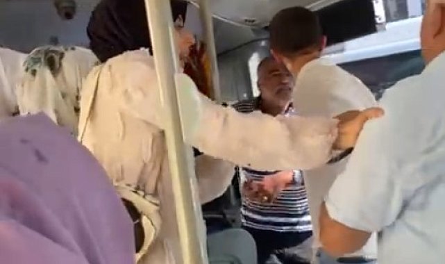 Halk otobüsünde ücretsiz kart kavgası kamerada