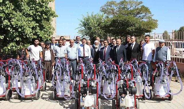 Iğdır'da üreticilere 36 adet seyyar süt sağım ünitesinin dağıtımı yapıldı